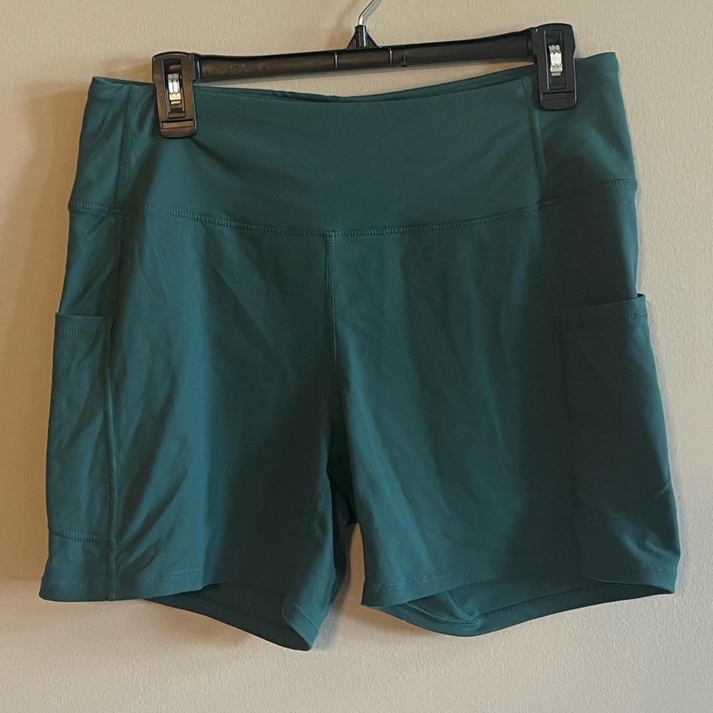 TEAL WORKOUT SHORTS WITH POCKETS - SIZE XL 💙💚💫✨